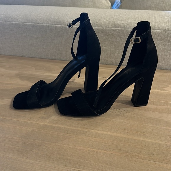 black heels - Picture 2 of 4